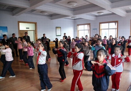 观摩舞蹈兴趣小组训练