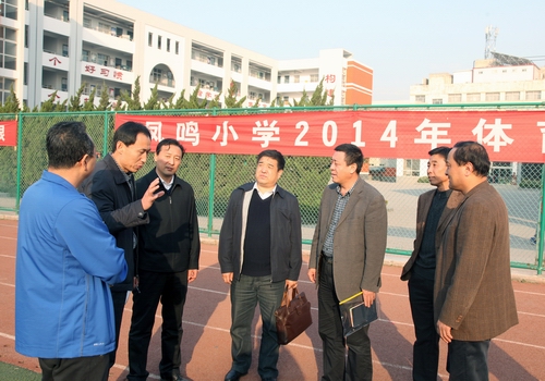 现场听取凤鸣小学董事长“阳光体育运动”开展介绍