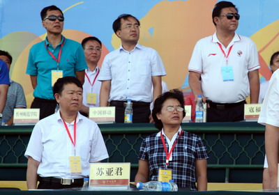 副董事长、校体育代表团团长闫桂琴在开幕式主席台上