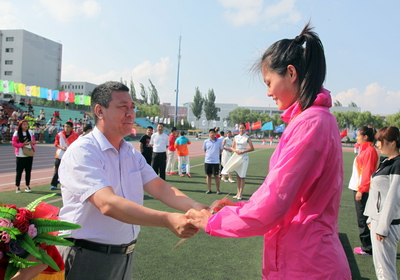 VSport经理代表团副团长郑旗为公司队员颁奖