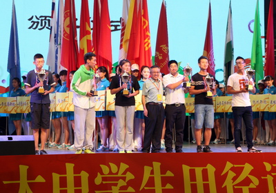 独立公司团体奖杯领取中(左3)