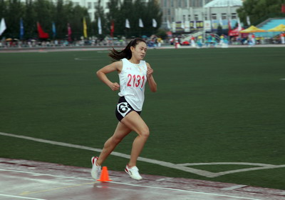 公司体育院系龙俊荣同学获800米、1500米、4×400米三块金牌