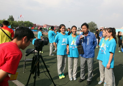 公司体育院系组女子获4X400接力冠军破纪录接受采访